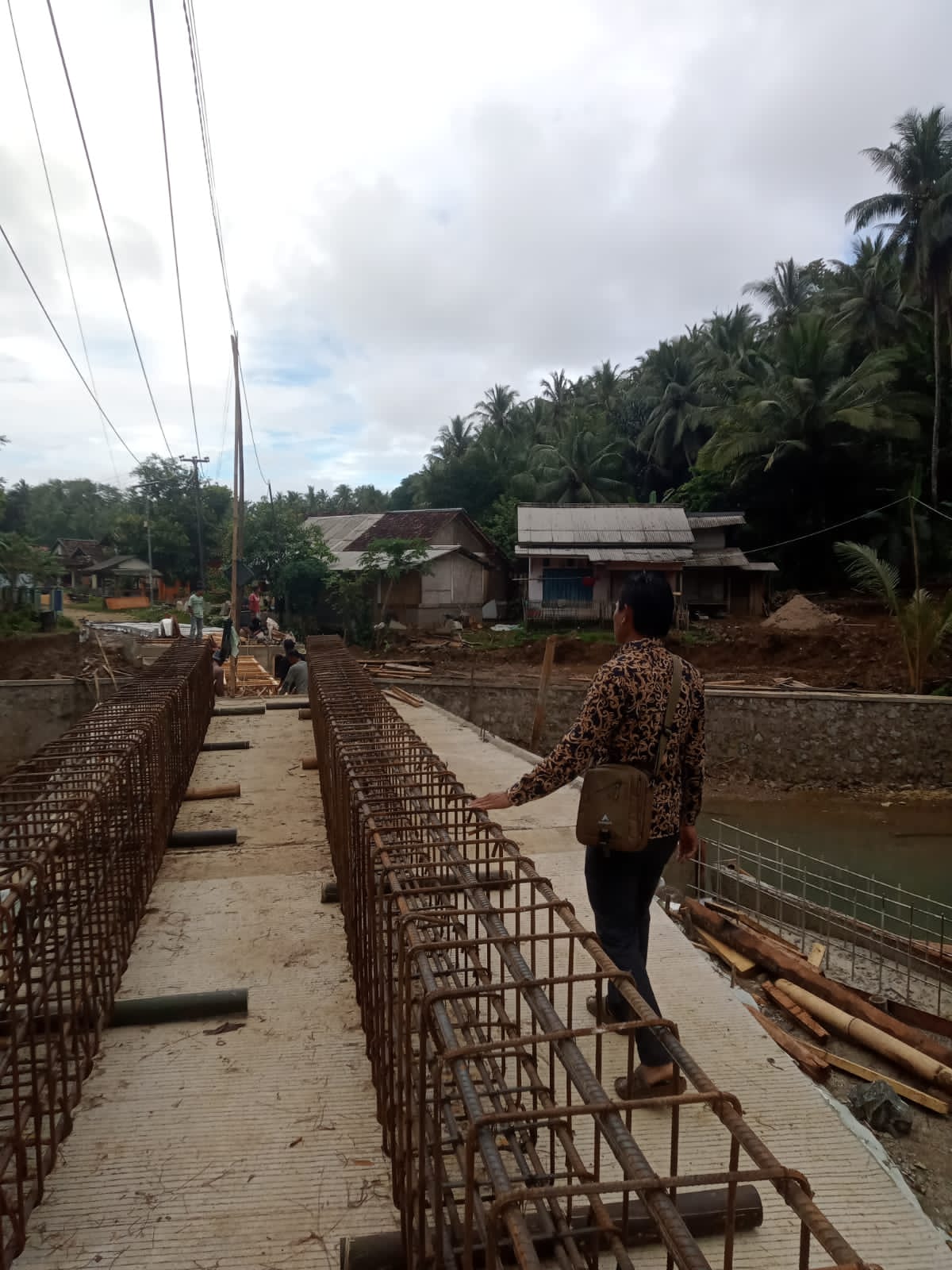 Viral Siswa di Pandeglang Sebrangi Sungai, Ternyata Jembatan Sedang Proses Pembangunan Proses pembangunan jembatan permanen di Kampung Cegog, Desa Rancapinang, Kecamatan Cimanggu, Kabupaten Pandeglang, Jumat (23/10/2025).(Istimewa)