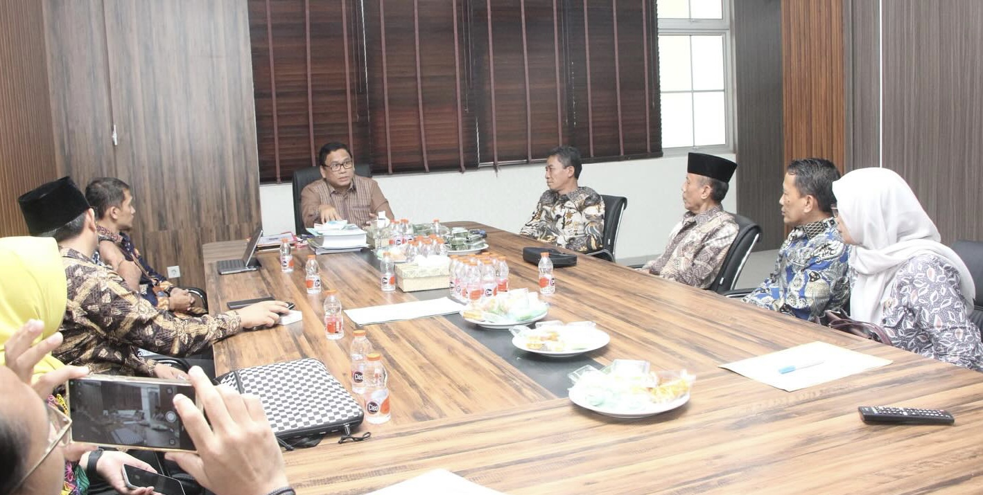 Wabup Amir Ajak Anggota DPRD Banten Membangun Lebak Wabup Lebak Amir Hamzah sedang menerima kunjungan kerja Anggota DPRD Banten, di ruang kerjanya, Kamis (30/10).