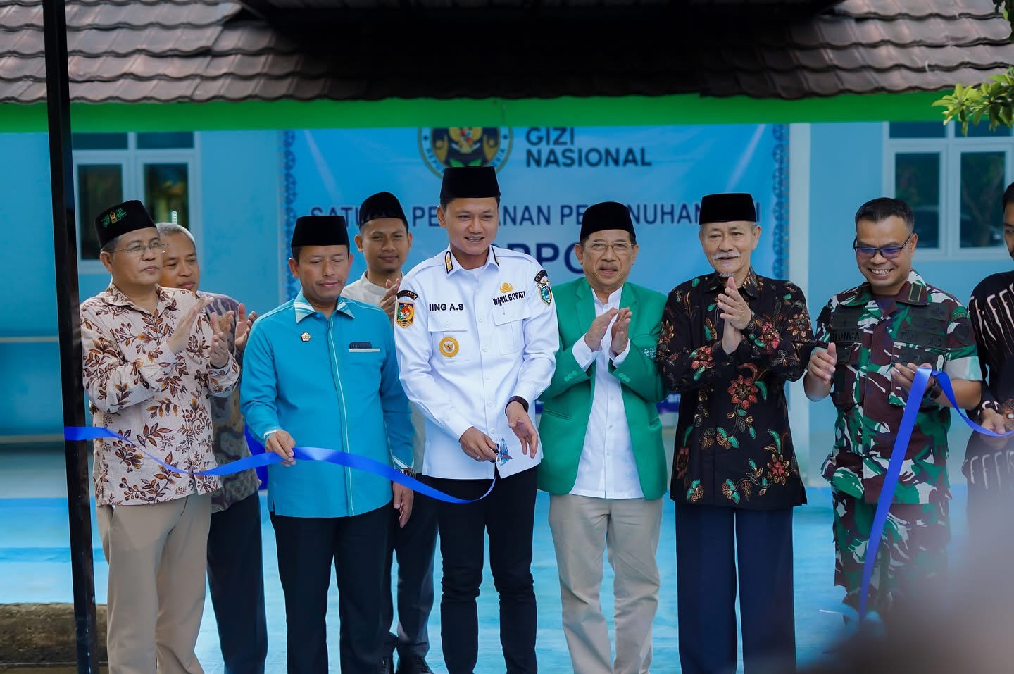 Wabup Iing Tekankan Pengelola SPPG Sajikan MBG Berkualitas Wabup Pandeglang Iing Andri Supriadi didampingi jajarannya, pengurus Mathla'ul Anwar Pusat dan lainnya, secara simbolis menggunting pita yang menandakan meresmikan SPPG di Perguruan Mathla'ul Anwar Pusat Menes, Sabtu (11/10).