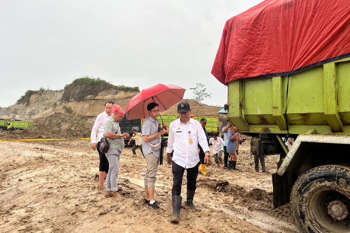 Wagub Dimyati Bertindak Tegas, Tutup Paksa Tambang Ilegal di Kaduagung Lebak Wagub Banten Dimyati Natakusuman saat meninjau galian tambang di Kecamatan Cibadak. Foto : Ist
