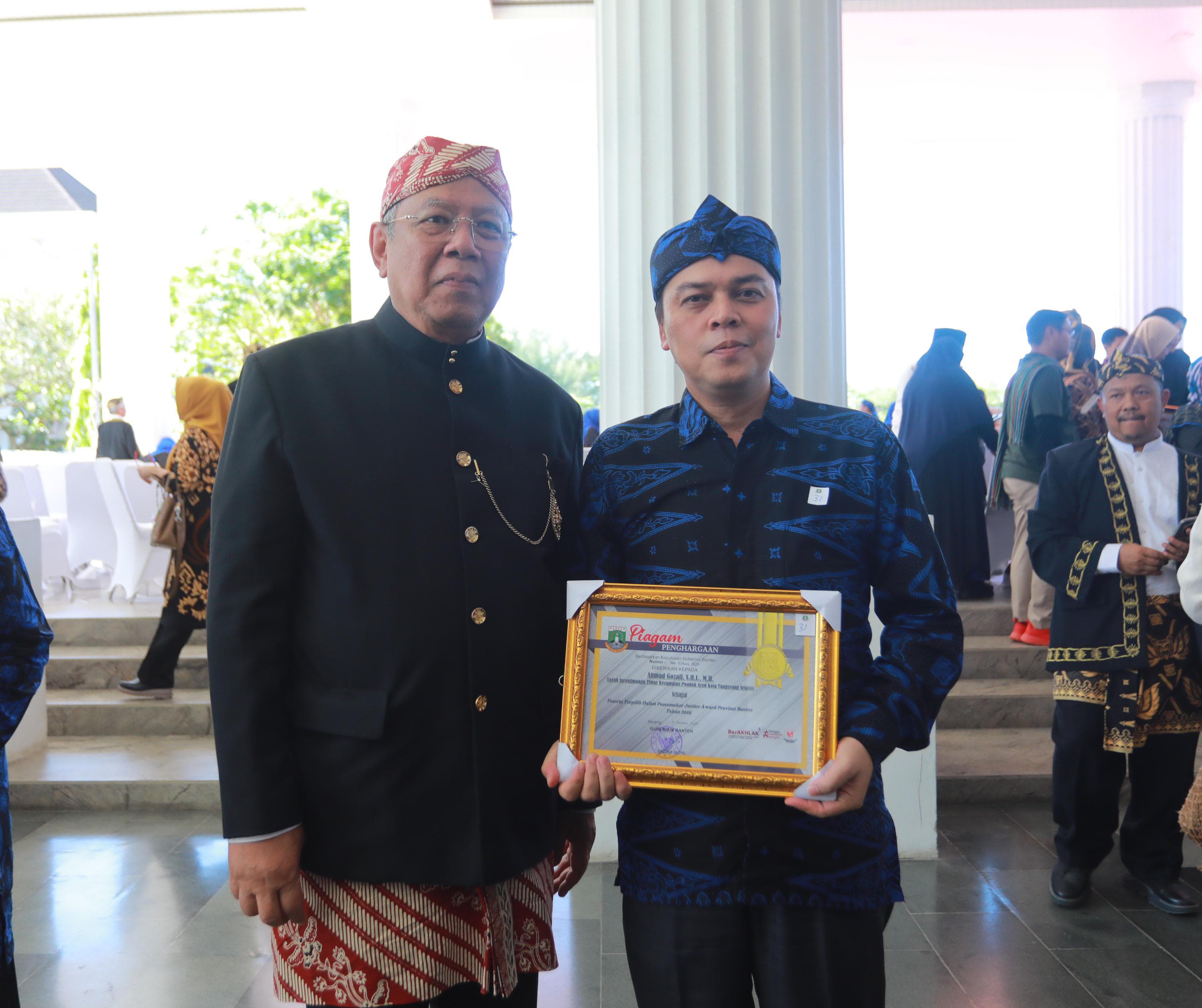 Ahmad Gozali, S.H.I., M.H.(kiri) Lurah Jurang Mangu Timur, Kecamatan Pondok Aren, Kota Tangerang Selatan. Foto : Ist