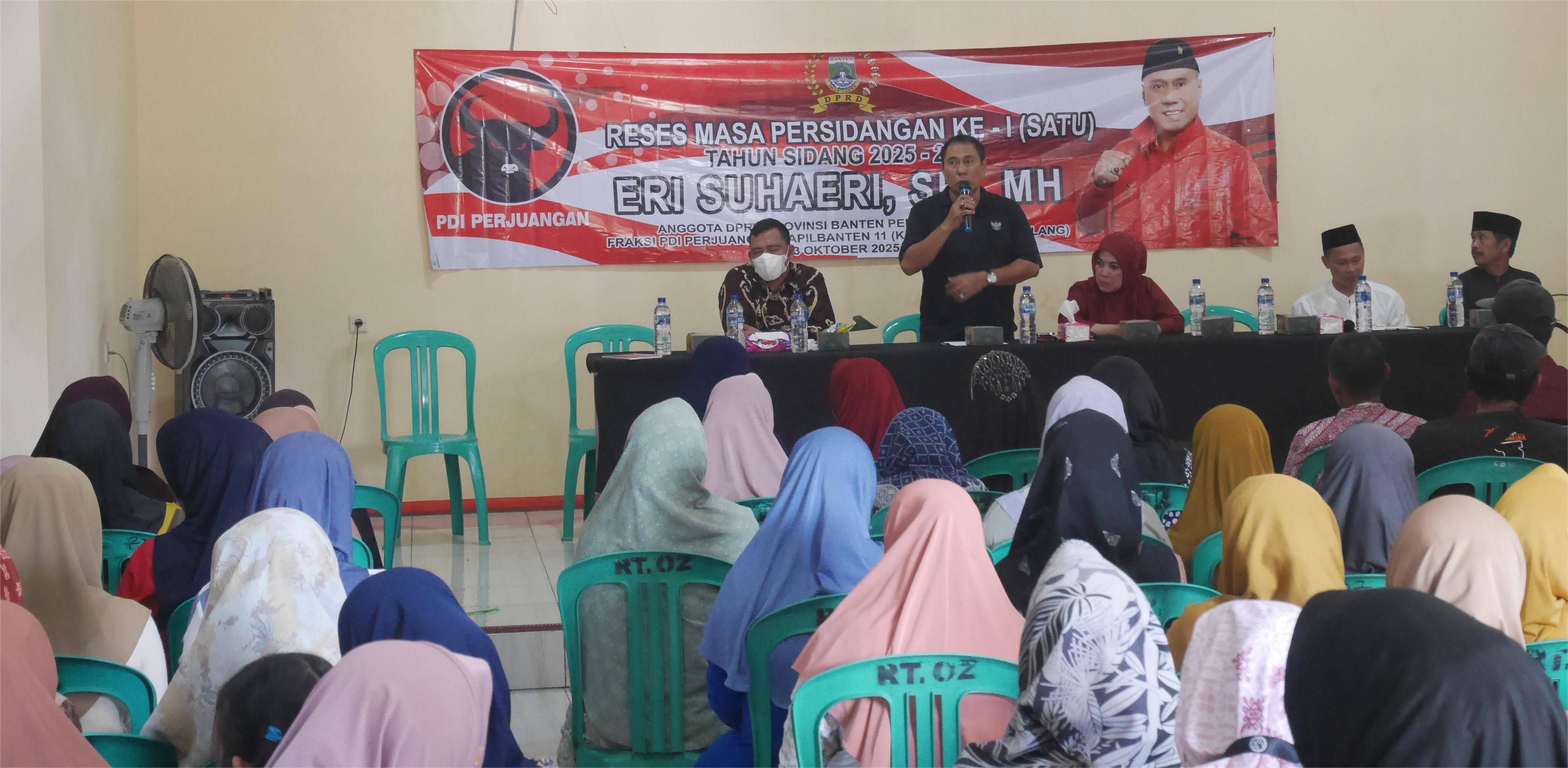 Warga Cimanggu Curhat ke Anggota DPRD Banten, Eri Suhaeri Soal Banyak Jalan Rusak Reses Masa Sidang Kesatu 2025-2026, Anggota DPRD Provinsi Banten, Eri Suhaeri, di Aula Desa Padasuka, Kecamatan Cimanggu, Sabtu (25/10/2025).(Ari Supriadi/tangselpos.id)