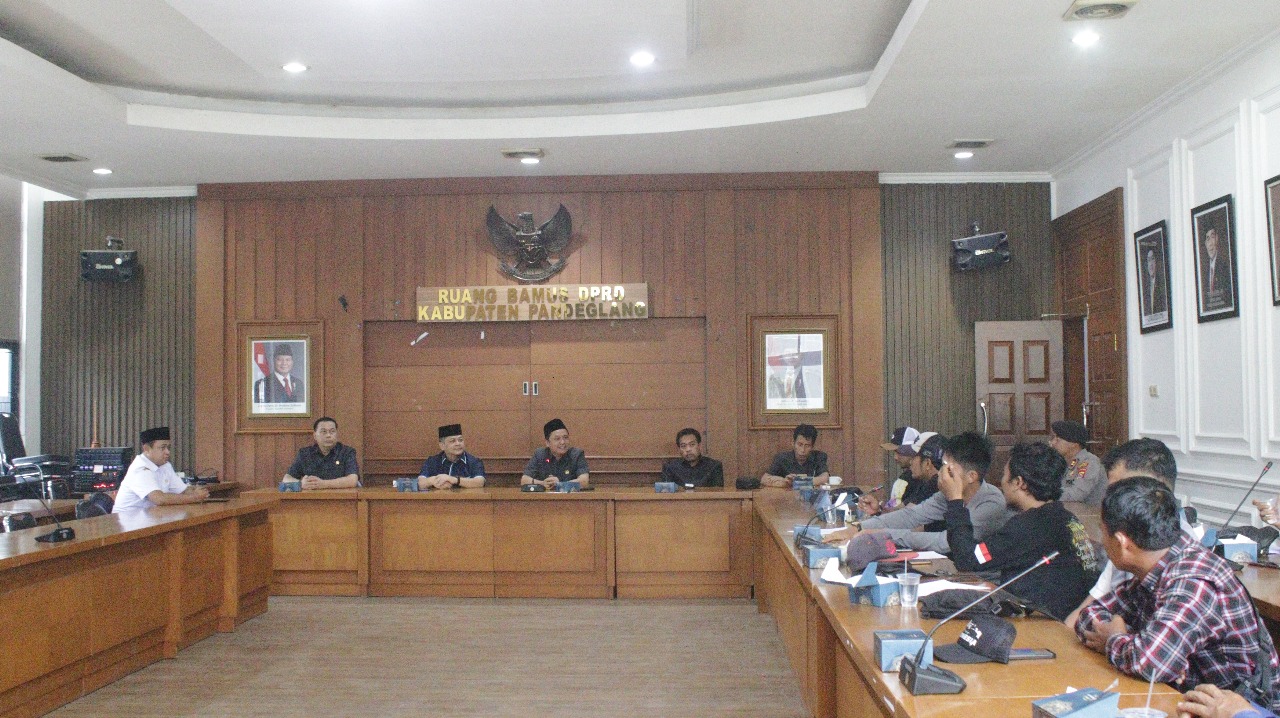 Warga Rancapinang Terus Perjuangkan Hak Atas Tanah yang Dibangun Yonif TP 842/Badak Sakti Suasana audiensi perwakilan warga Desa Rancapinang, Kecamatan Cimanggu dengan DPRD Pandeglang, Rabu (15/10/2025).(Istimewa)