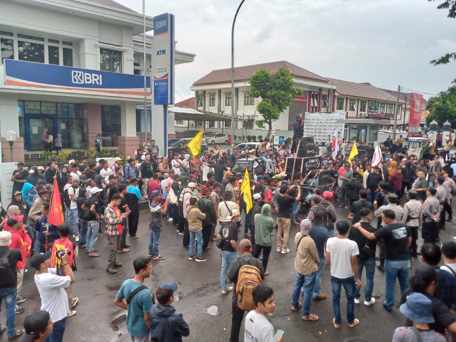 Warga Desa Rancapinang, Kecamatan Cimanggu, melakukan aksi unjuk rasa di depan Kantor Bupati Pandeglang di Jalan Bhayangkara, Selasa (7/10/2025) siang. Warga yang datang dengan menggunakan beberapa mobil bak terbuka dan minibus ini menyuarakan terkait konflik agraria atas dugaan perampasan lahan seluas 1.000 meter persegi untuk digunakan Lapangan Latihan Militer Kodam III Siliwangi.(Ari Supriadi/tangselpos.id)