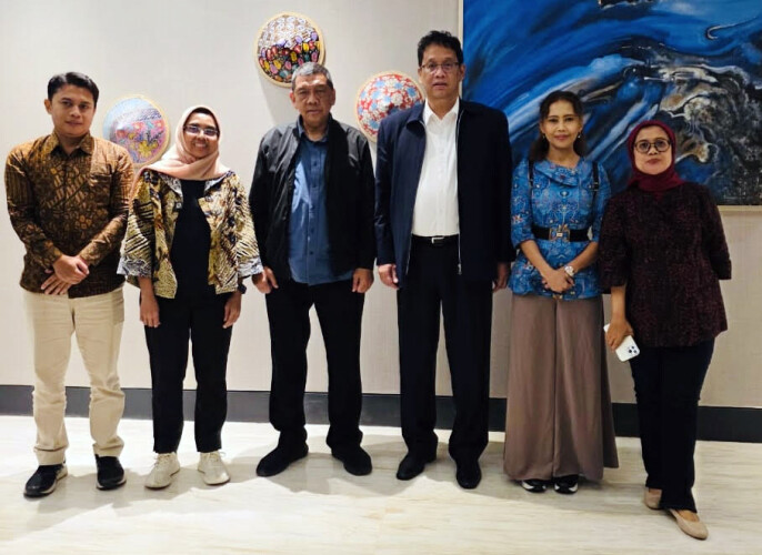 Menkeu Purbaya (baju putih) saat wawancara eksklusif dengan Tim Rakyat Merdeka Group dipimpin Kiki Iswara (baju biru). Foto : Ist