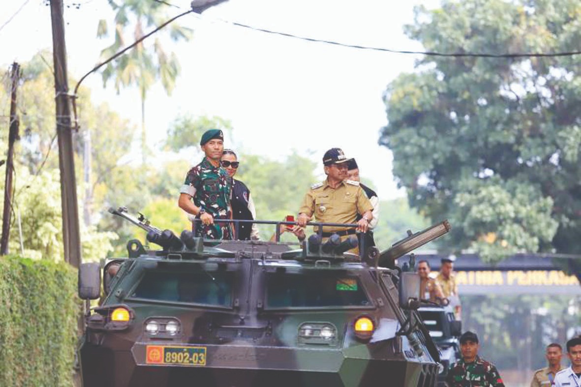 Wali Kota Tangerang, Sachrudin (kanan) menaiki kendaraan taktis (rantis) sebelum memimpin apel dalam kegiatan Deklarasi Pelajar Anti Tawuran 2025 di Lapangan Yonif Mekanis 203/AK, Kecamatan Jatiuwung pada Senin (24/11). Foto : Ist