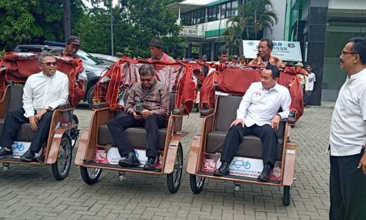 140 Becak bantuan Presiden diserahkan kepada pengemudi becak di Tangerang. Foto : Ist