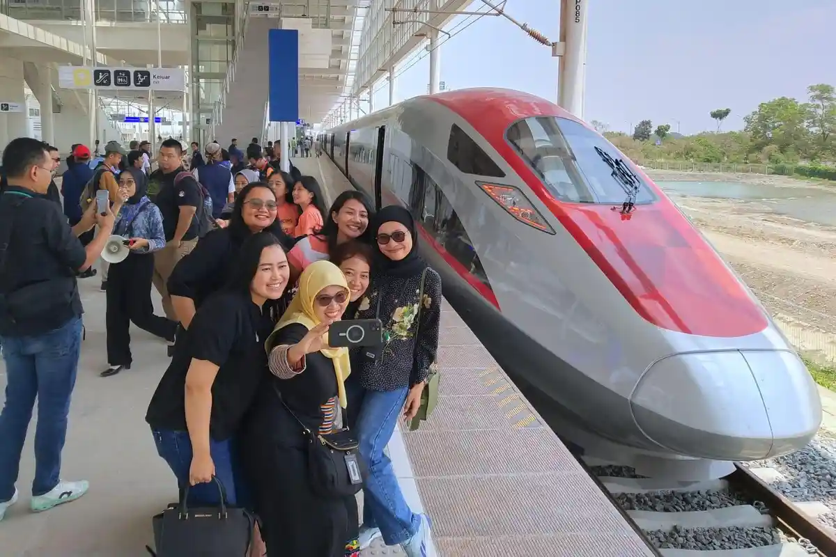 Rombongan penumpang Whoosh. Foto : Ist