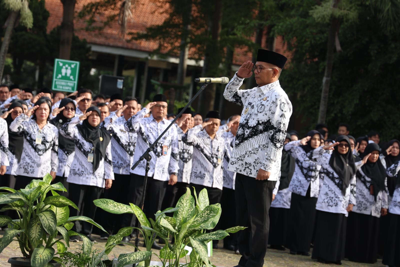 Gubernur Banten, Andra Soni, saat menjadi Inspektur upacara peringatan Hari Guru Nasional (HGN) 2025, di Lapangan SMKN 2 Kota Tangerang, Selasa (25/11/2025).(Istimewa)