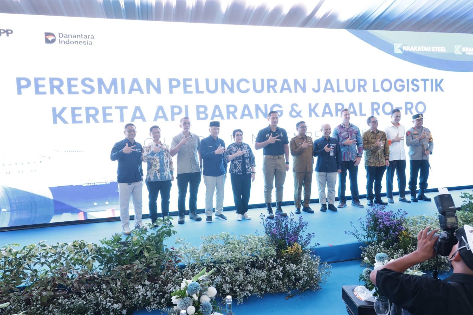 Gubernur Andra Soni (no 7 dari kiri) saat mendampingi Menko IPK Agus Harimurti Yudhoyono pada Peluncuran Jalur Logistik Multimoda Kereta Api dan Kapal Roro di Dermaga PT Krakatau Bandar Samudera (KBS), Kota Cilegon. Foto : Humas Pemprov