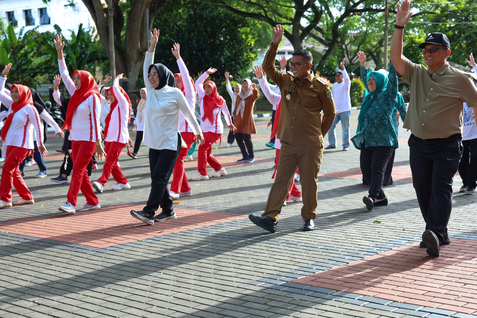 Gubernur Andra Soni saat mengikuti senam bersama lansia. Foto : Humas Pemprov