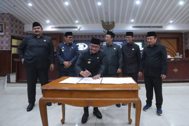 Wali Kota Tangerang, Sachrudin bersama pimpinan Dewan Perwakilan Rakyat Daerah (DPRD) Kota Tangerang melakukan penandatanganan persetujuan bersama terhadap Rancangan Peraturan Daerah (Raperda) Anggaran Pendapatan dan Belanja Daerah (APBD) 2026, di Gedung DPRD Kota Tangerang, Senin (27/11).