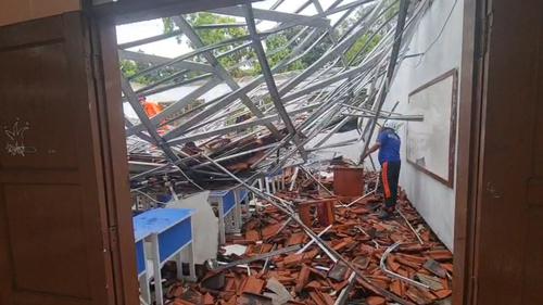 Ruang kelas SMKN 1 Gunung Putri, Kabupaten Bogor yang ambruk.  Foto : Ist