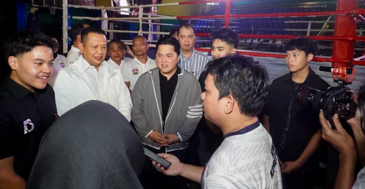 Anggota DPR Bambang Soesatyo (no 2 dari kiri) dan Menpora Erick Thohir di acara Tinju antar Pelajar SMA. Foto : Ist