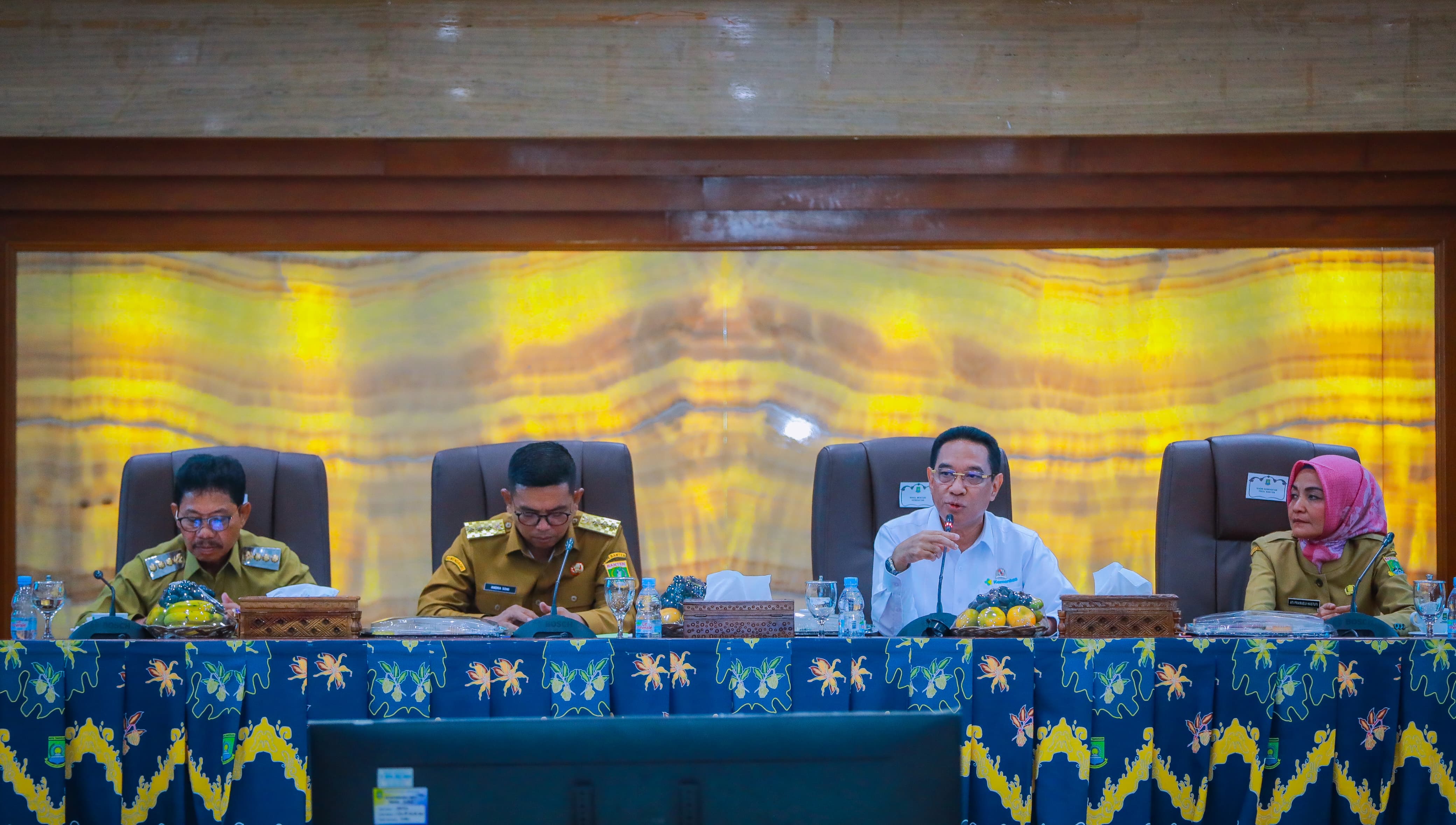 Wamenkes RI, Benjamin Paulus Octavius saat berkunjung dalam rangka peninjauan implementasi penanggulangan TBC di wilayah Tangerang Raya di Puspemkot Tangerang, Selasa (11/11).