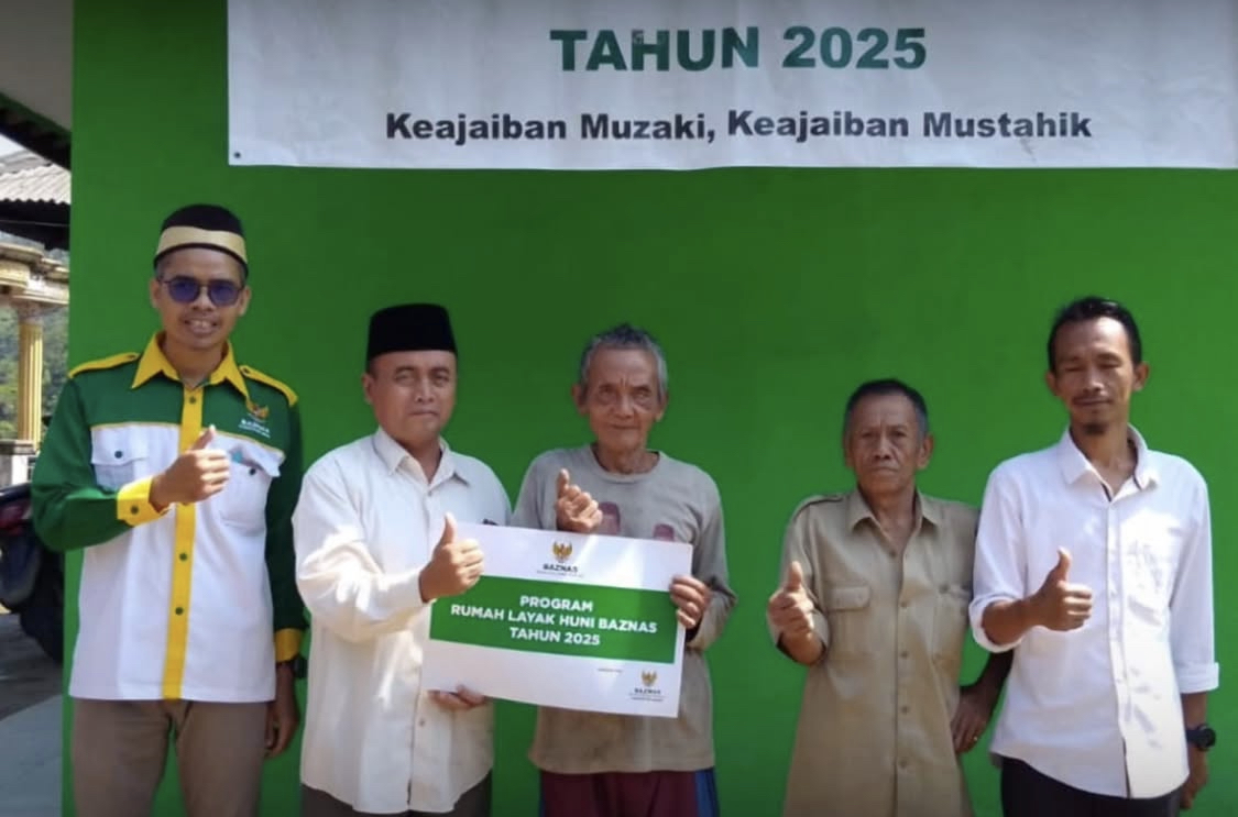 Pihak Baznas Lebak, secara simbolis menyerahkan bantuan sosial berupa program Rumah Layak Huni kepada penerima, beberapa waktu lalu.