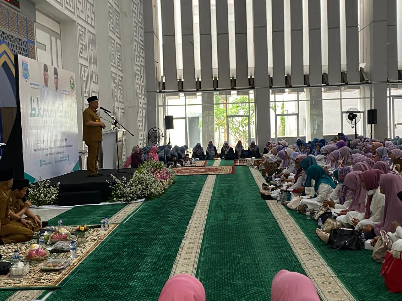 Wali Kota Tangsel, Benyamin Davnie saat menyampaikan pesan untuk mencegah kekerasan anak kepada ribuan jemaah di Masjid Al-Ihtisom Pemkot Tangsel, Selasa (18/11)