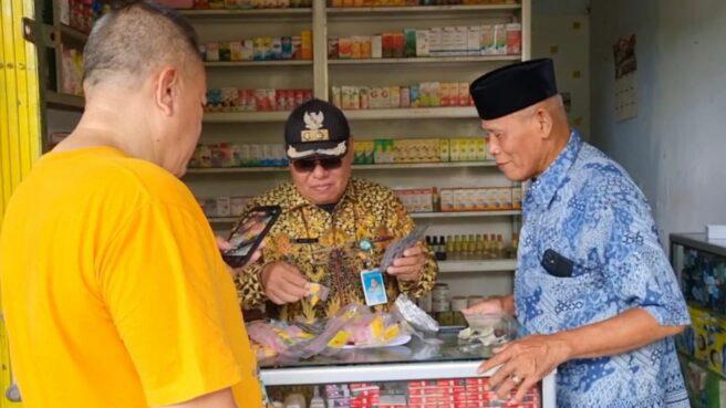 Warga Pondok Aren, Kota Tangerang Selatan (Tangsel), menggerebek sebuah toko yang diduga menjual obat-obatan terlarang pada Jumat (14/11). Foto : Ist