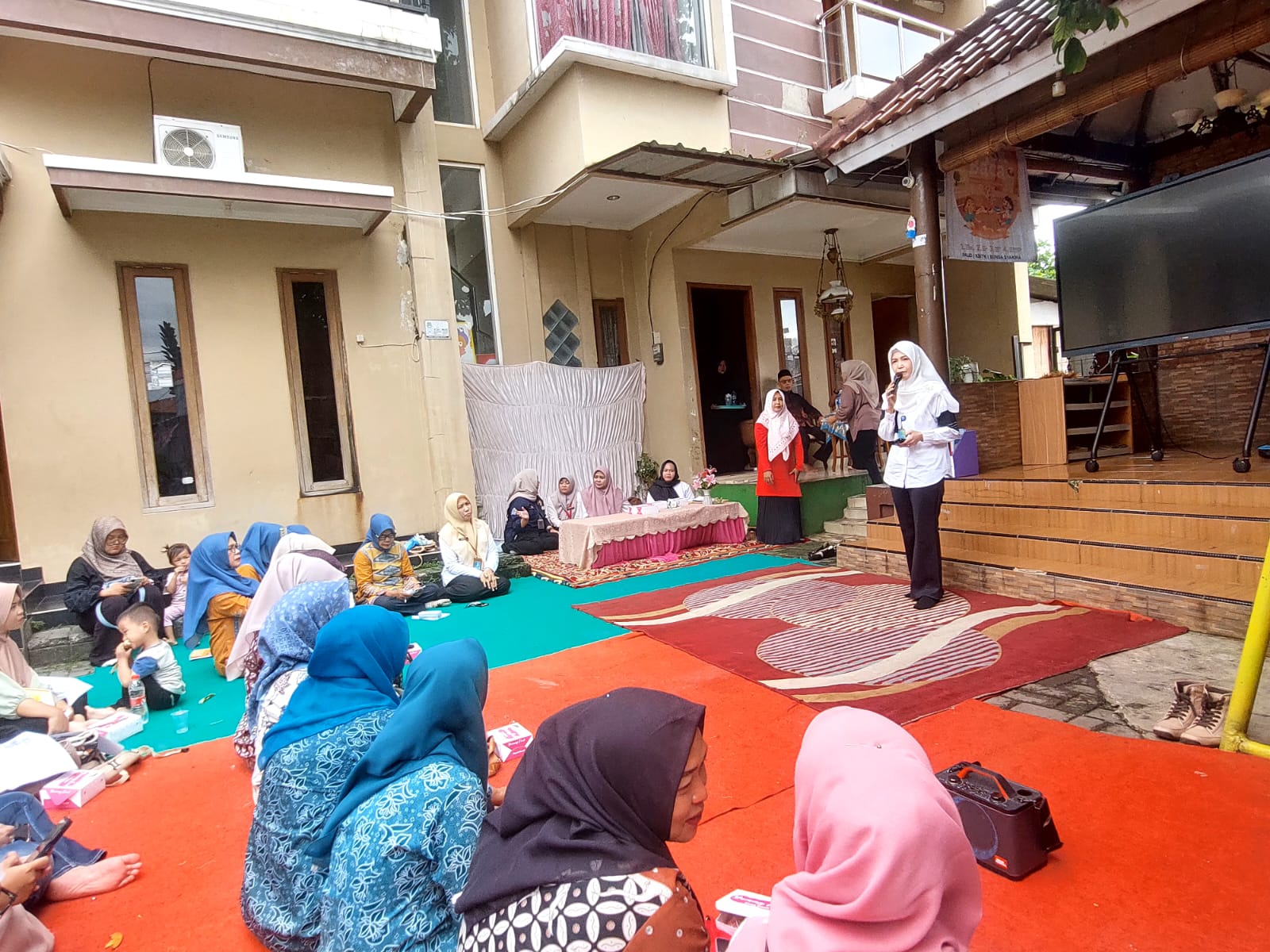 PENILAIAN. DP3AP2KB saat melakukan penilaian BKB di BKB-HI Bunda Syakira di Jombang, Rabu (12/11)