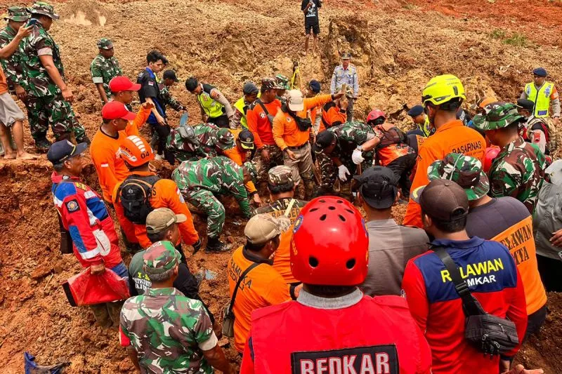 Tim gabungan sedang mencari korban longsor. Foto : Ist