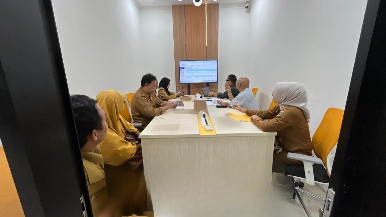 Rapat pengumuman lelang barang milik daerah di Kantor BPKAD Banten, Selasa (18/11/2025).(Istimewa)