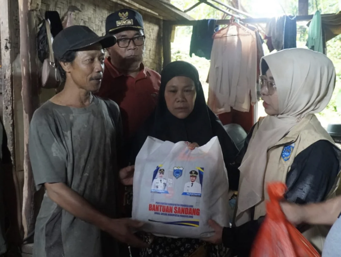 Bupati Pandeglang Raden Dewi Setiani beri bantuan saat meninjau program RLHB di Kampung Tajur, Desa Palurahan, Kecamatan Kaduhejo, Kabupaten Pandeglang, kemarin.