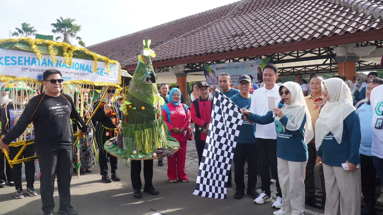 Bupati Raden Dewi Setiani menghadiri acara Hari Kesehatan Nasional (HKN) ke-61, di Alun-alun Pandeglang, Selasa (25/11/2025).(Istimewa)