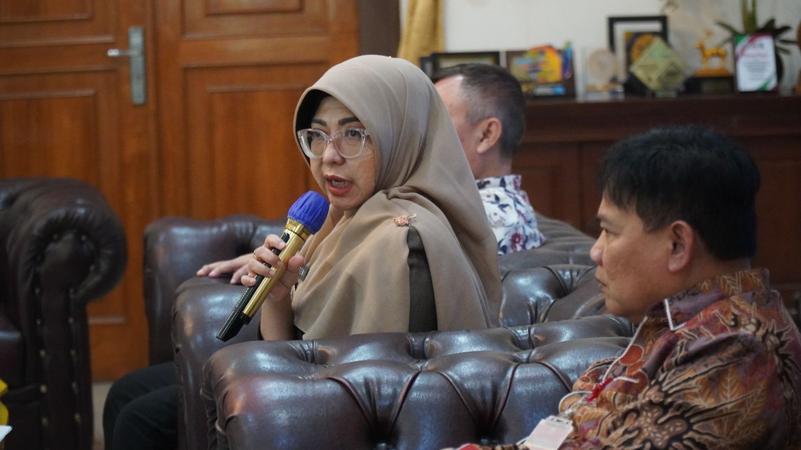 Bupati Pandeglang, Raden Dewi Setiani, saat rakoor koordinasi persiapan pembangunan Sekolah Garuda dan Sekolah Terintegrasi, di Ruang Garuda Pendopo Pandeglang, Kamis (20/11/2025).(Istimewa)
