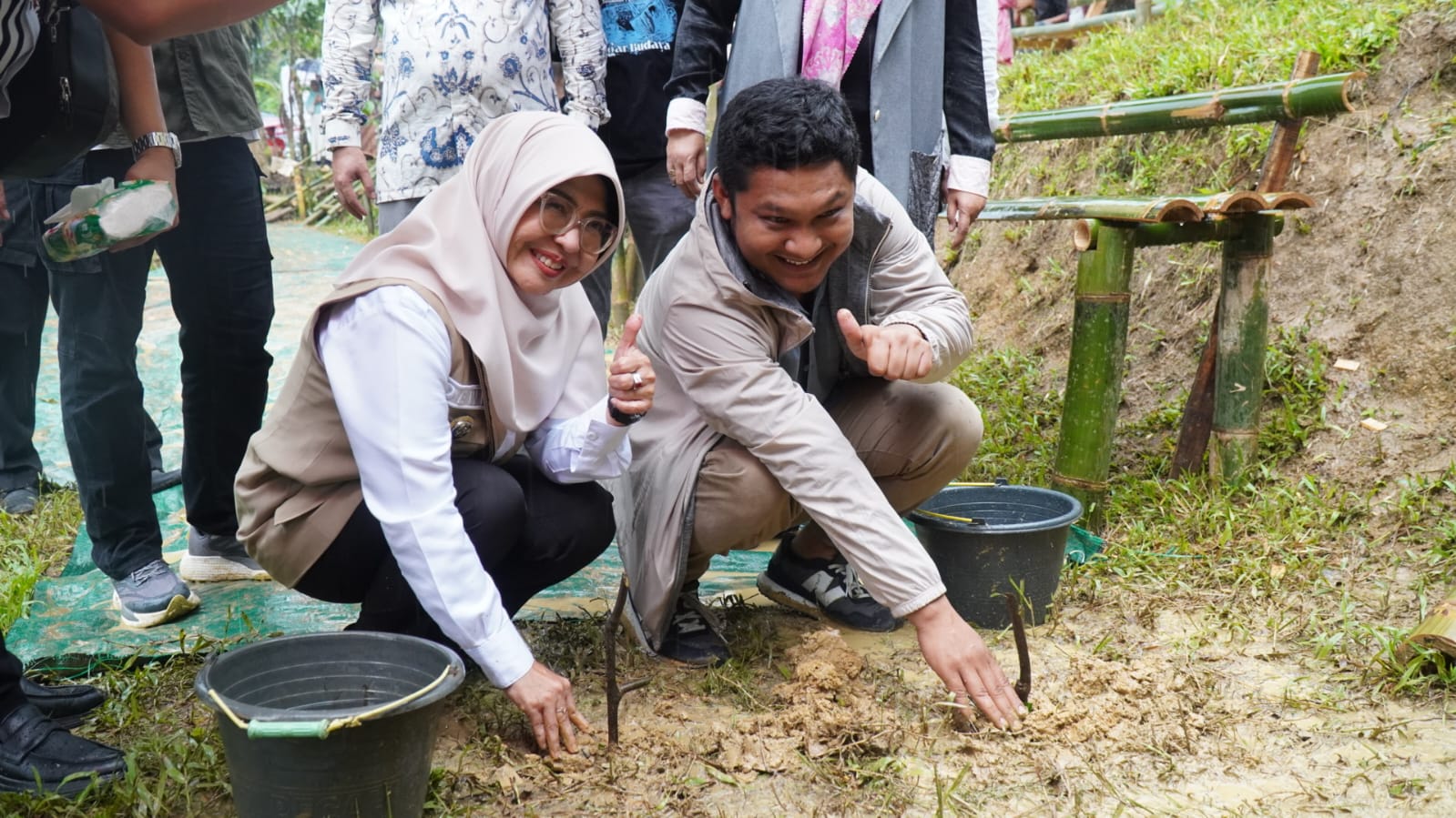 Bupati Pandeglang Raden Dewi Setiani bersama pihak Inisiator Festival Aren Musang, sedang menanam pohon Kawao, di Kampung Babakan Sabrang, Desa Cibaliung, Kecamatan Cibaliung, Kabupaten Pandeglang, Sabtu (22/11).