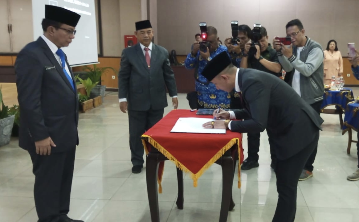 Bupati Hasbi sedang menandatangani berita acara pelantikan Penjabat Sekda Lebak, di Aula Multatuli Setda Lebak, Senin (10/11).