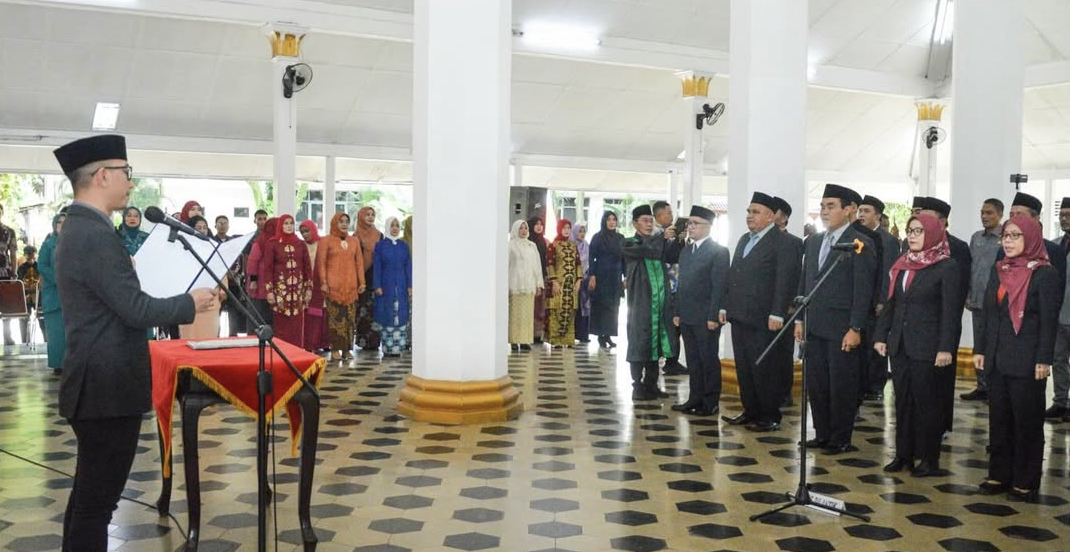 Bupati Kabupaten Lebak Moch. Hasbi Asyidiki Jayabaya, sedang melantik puluhan pejabat JPTP dan Pejabat Administrator, di Pendopo Kabupaten Lebak, Kamis (27/11).
