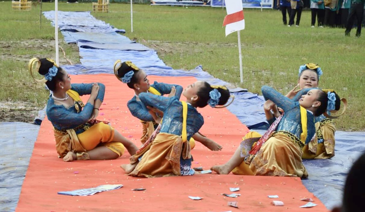 Perwakilan pelajar di wilayah Kabupaten Lebak, sedang menampilkan seni tari di sela-sela acara puncak peringatan HGN)m dan HUT PGRI ke 80, di lapangan Kecamatan Cibeber, Kabupaten Lebak, Senin (3/11).