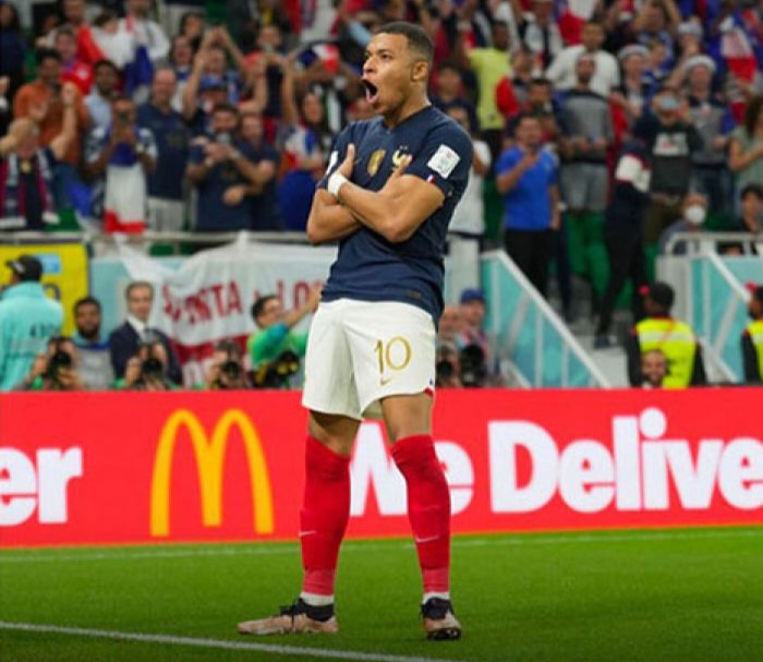 Selebrasi Mbappe usai cetak 2 gol ke gawang Ukraina. Foto : Ist