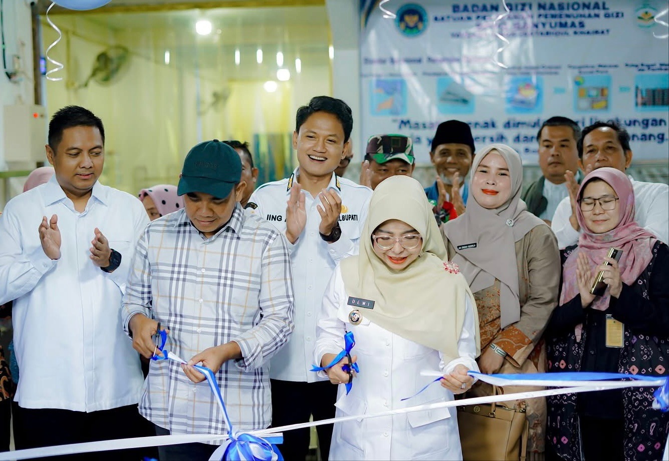 Bupati Dewi bersama Anggota DPR RI Ali Zamroni sedang menggunting pita peresmian dapur SPPG MBG di di Desa Banyumas, Kecamatan Bojong, Kabupaten Pandeglang, beberapa waktu lalu. Foto : Ist