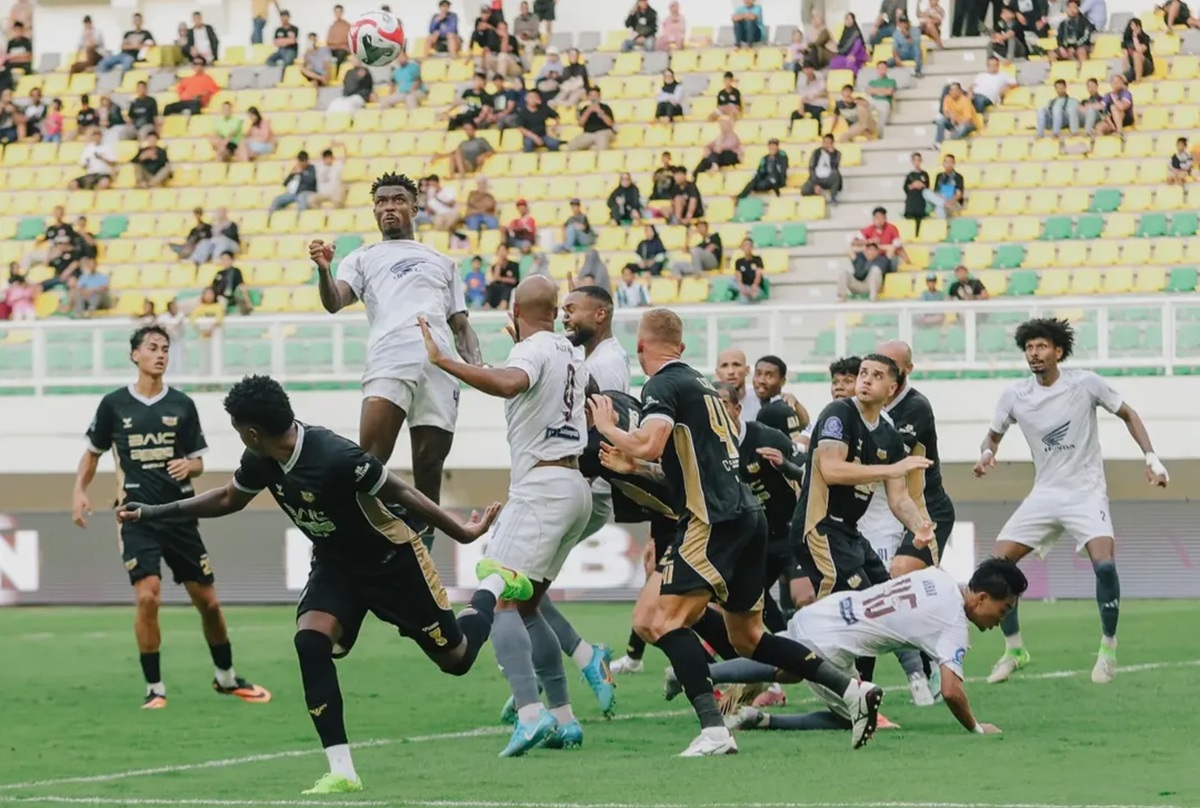 Laga Dewa United vs PSM. Foto : Ist