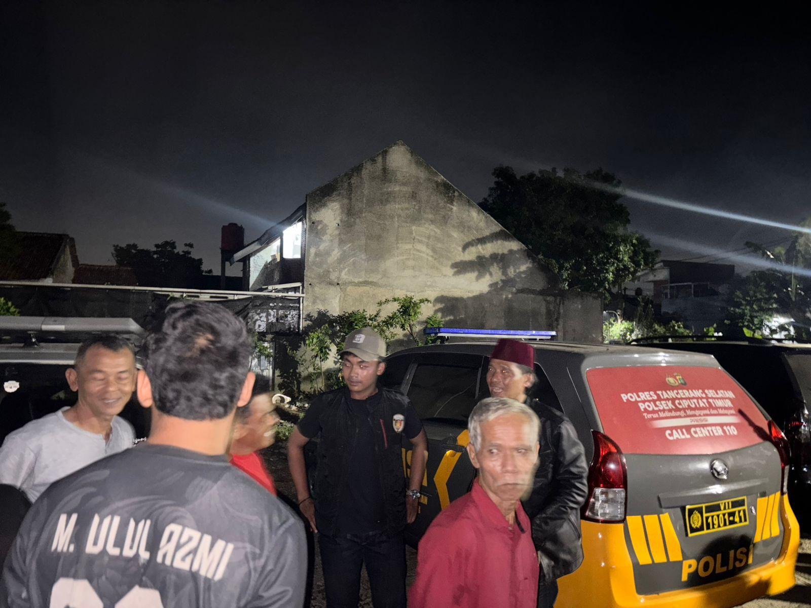 AMANKAN. Polisi mengamankan dua pelajar beserta barang bukti senjata tajam.