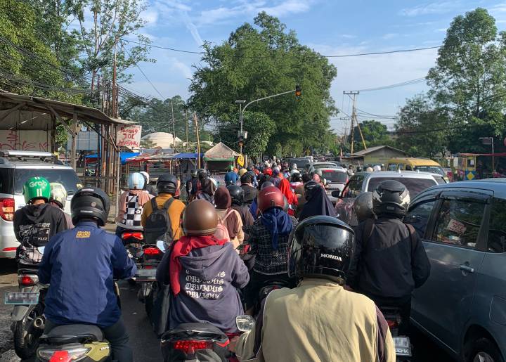 Suasama Kemacetan di salah satu ruas jalan di Kota Tangerang, beberapa waktu lalu.