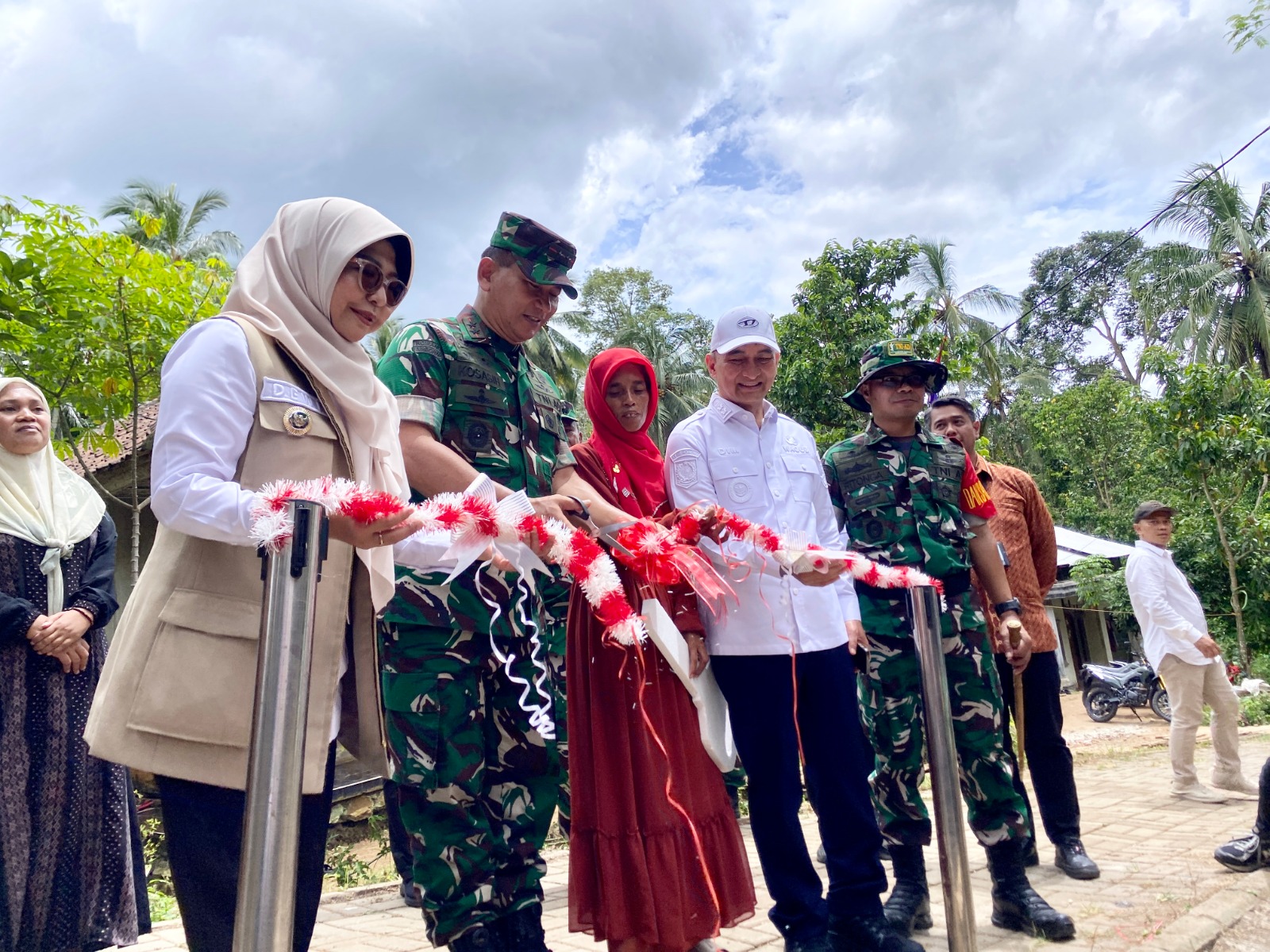 Pangdam III Siliwangi, Mayjen TNI Kosasih bersama Wagub Banten Dimyati Natakusumah dan Bupati Pandeglang, secara simbolis gunting pita meresmikan rumah yang dibangu oleh program TMMD di di Kampung Kadujaro, Desa Cikentrung, Kecamatan Cadasari, Kamis (6/11). Foto : Ist