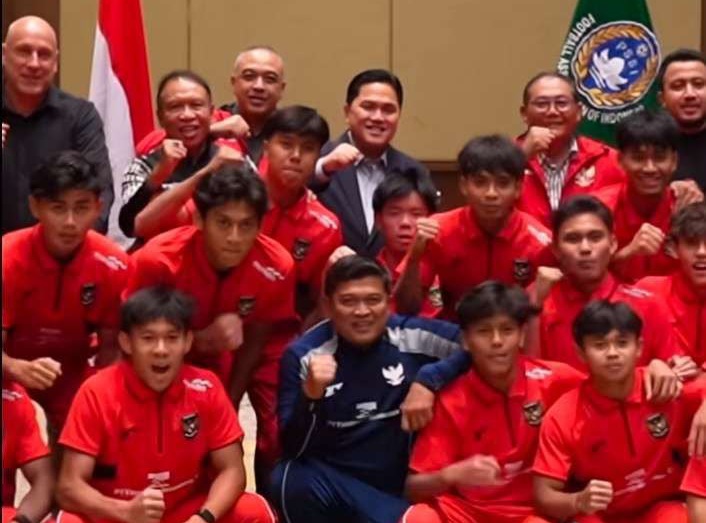 Ketum PSSI Erick Thohir foto bersama punggawa Timnas U-17. Foto : Ist