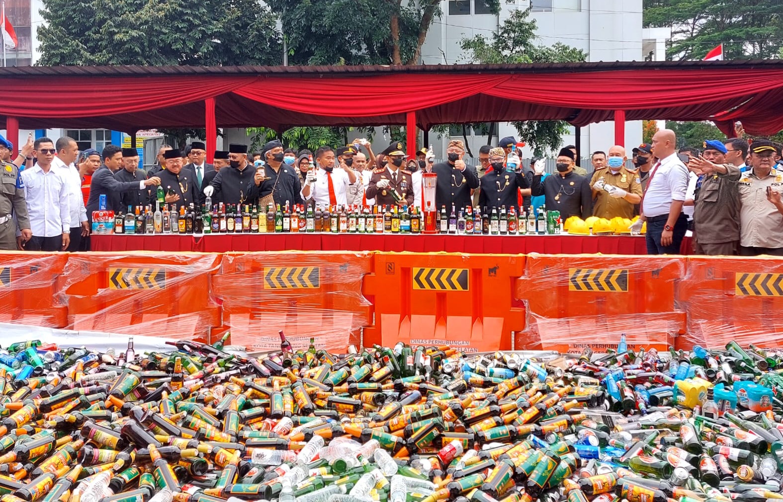13.970 botol minuman beralkohol dimusnahkan hasil sitaan Satpol PP Tangsel di halaman Kantor Disdukcapil. Foto : Ist