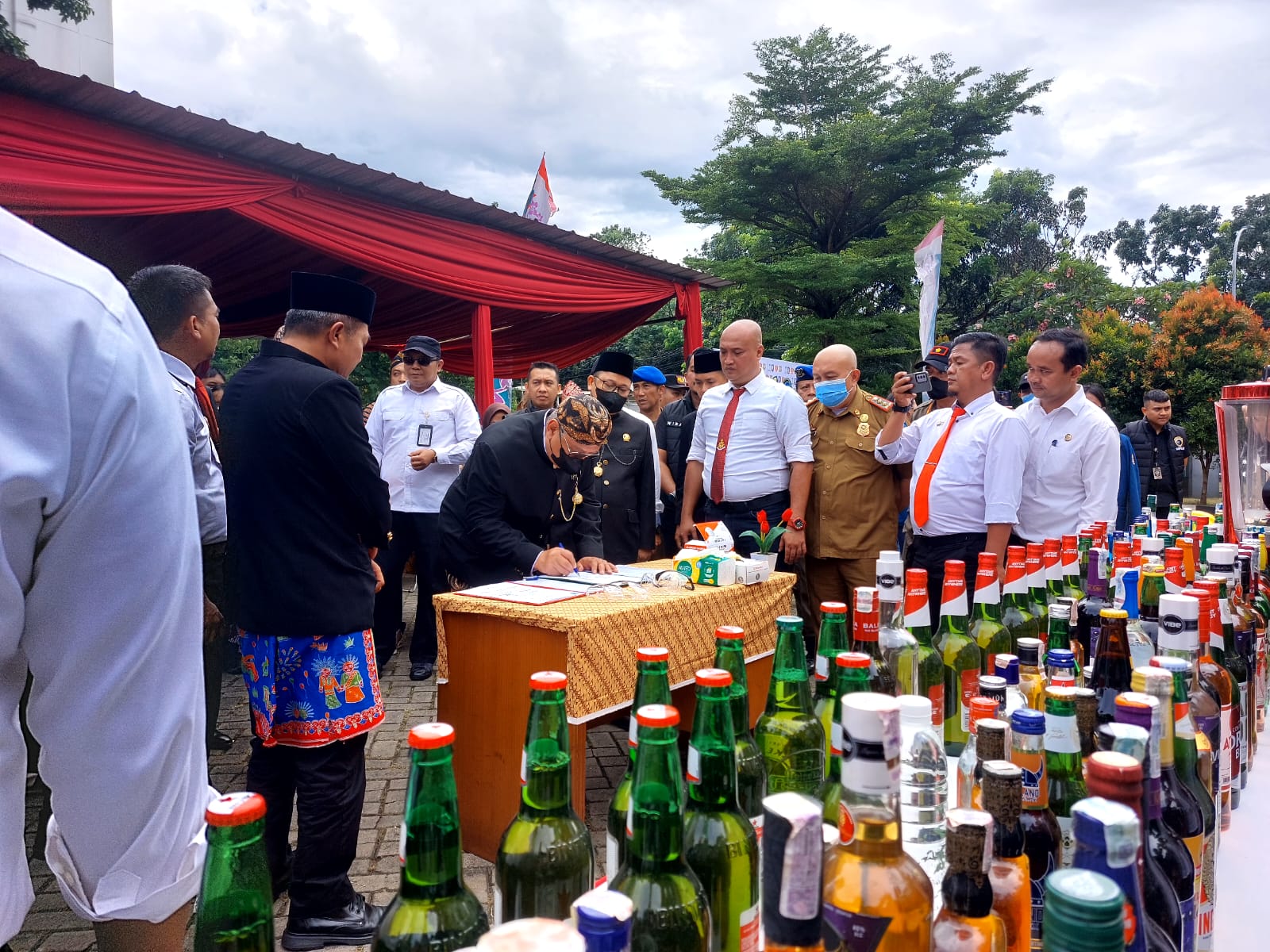 13.970 botol minuman beralkohol dimusnahkan hasil sitaan Satpol PP Tangsel di halaman Kantor Disdukcapil. Foto : Ist