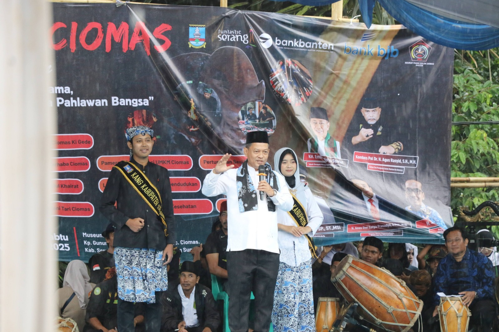 Wakil Bupati Serang Muhammad Najib Hamas membuka Festival Golok Ciomas Tahun 2025 di Museum Golok Ciomas Kampung Gunung Sumbul, Desa Citaman, Kecamatan Ciomas pada Jum’at (14/11). Foto : Ist