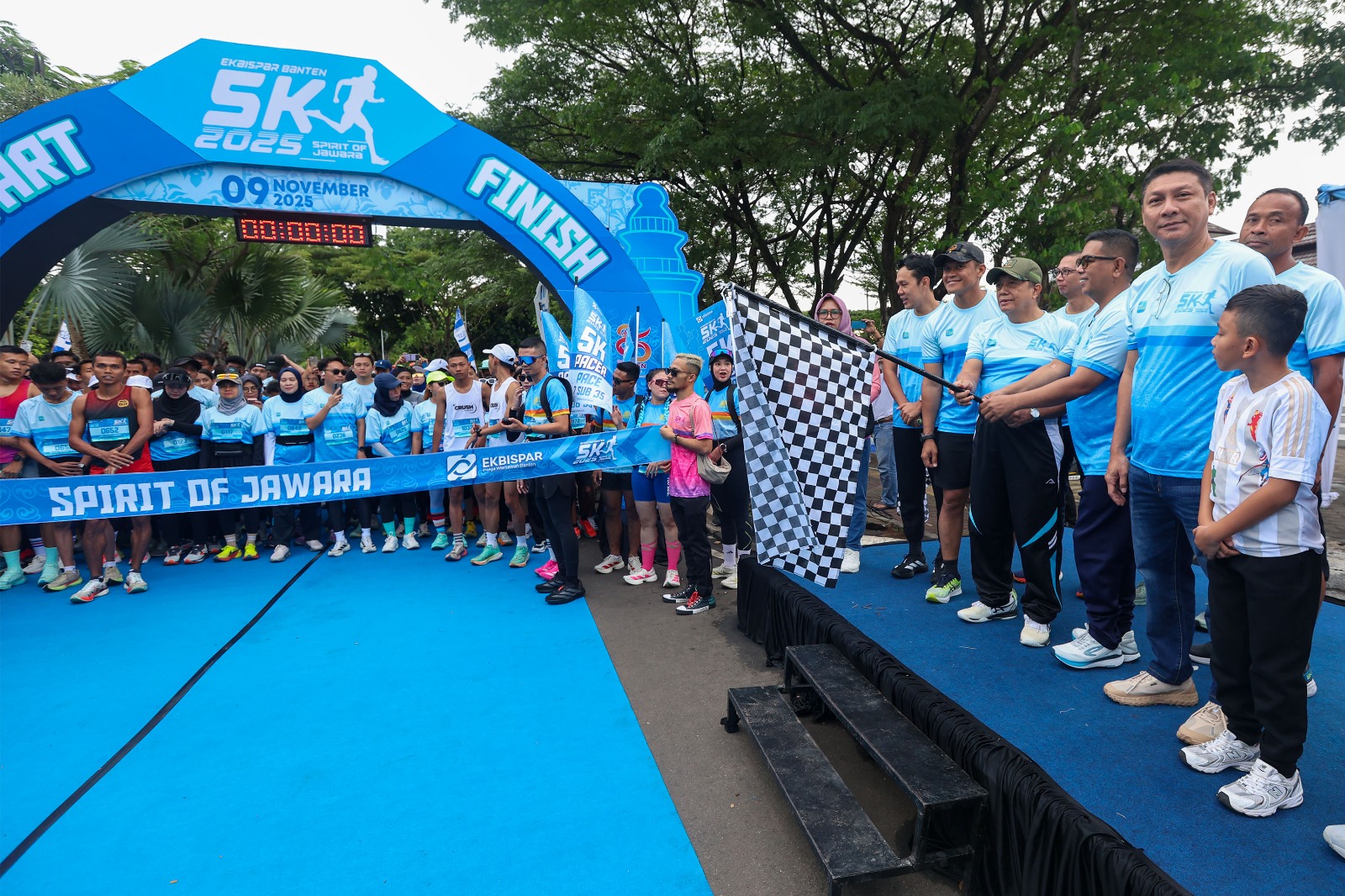 Gubernur Andra Soni saat melepas lomba Lari Ekbispar Banten 5K 2025. Foto : Humas Pemprov