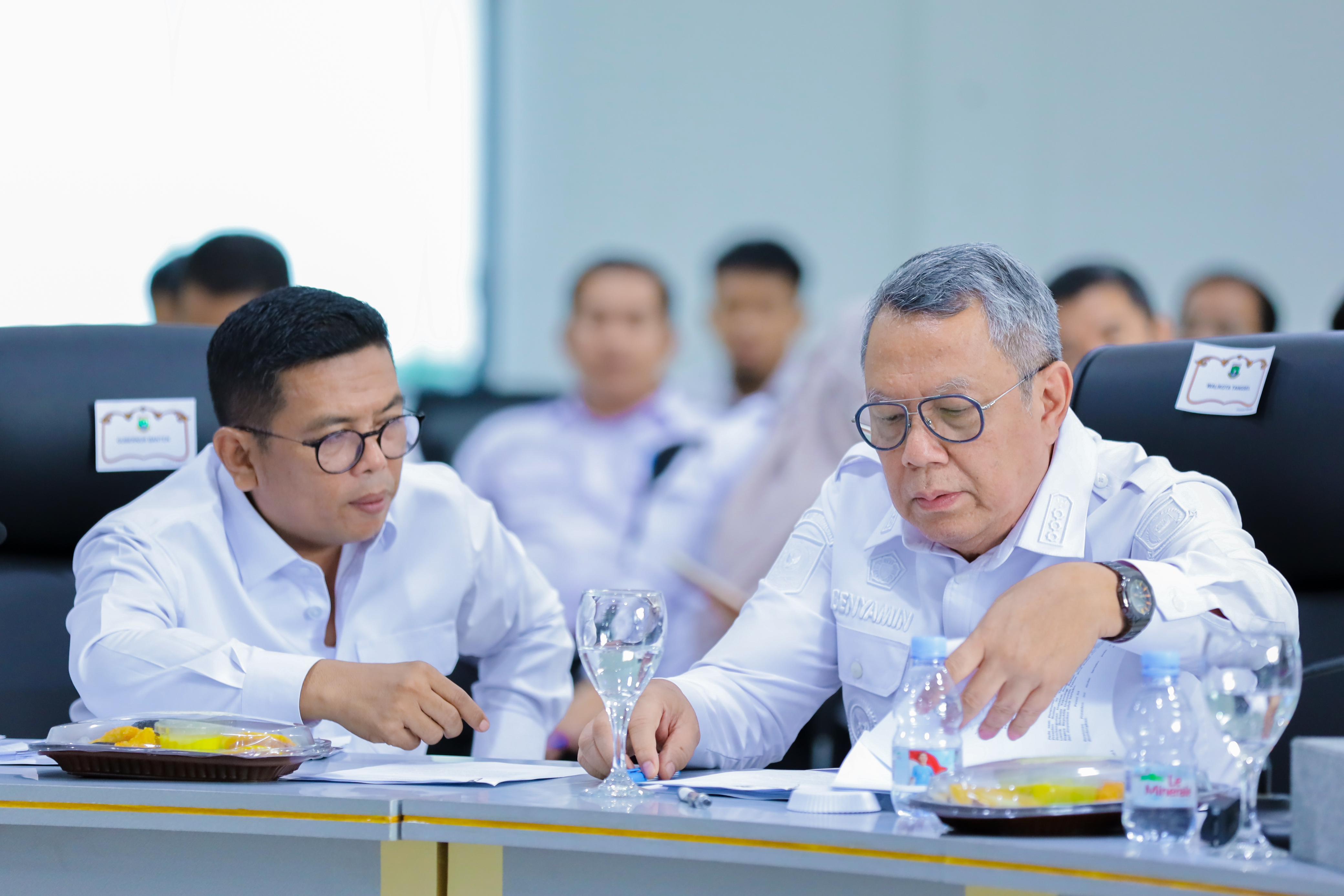 Gubernur Banten Andra Soni dan Wali Kota Tangsel Benyamin Davnie. Foto : Ist