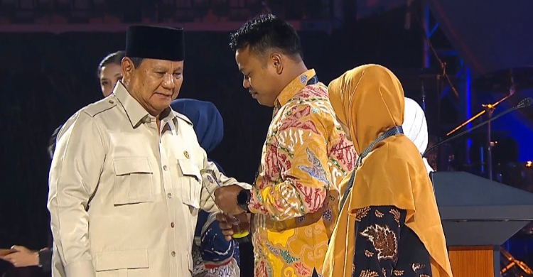 Presiden Prabowo saat memberikan penghargaan. Foto ; Tim Media Presiden