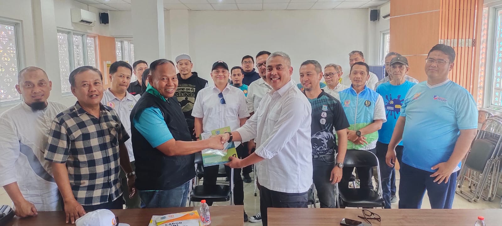 Hamka Handaru saat ambil formulir pendaftaran di Sekretariat KONI Tangsel.(ist)