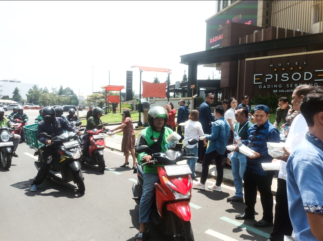 Sejumlah pengemudi ojek online dan warga yang melintas menerima paket gado-gado yang dibagikan Hotel Episode Gading Serpong dalam rangka perayaan Thanksgiving dan program CSR “Jumat Berkah”, Jumat (28/11). (tangselpos.id/lim)