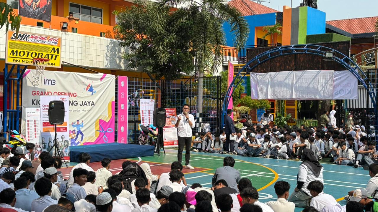 Indosat Ooredoo Hutchison (Indosat atau IOH) memperkenalkan model pembelajaran berbasis praktik melalui inisiatif Kios di SMK Walang Jaya, Jakarta, Senin (17/11/2025).(Istimewa)