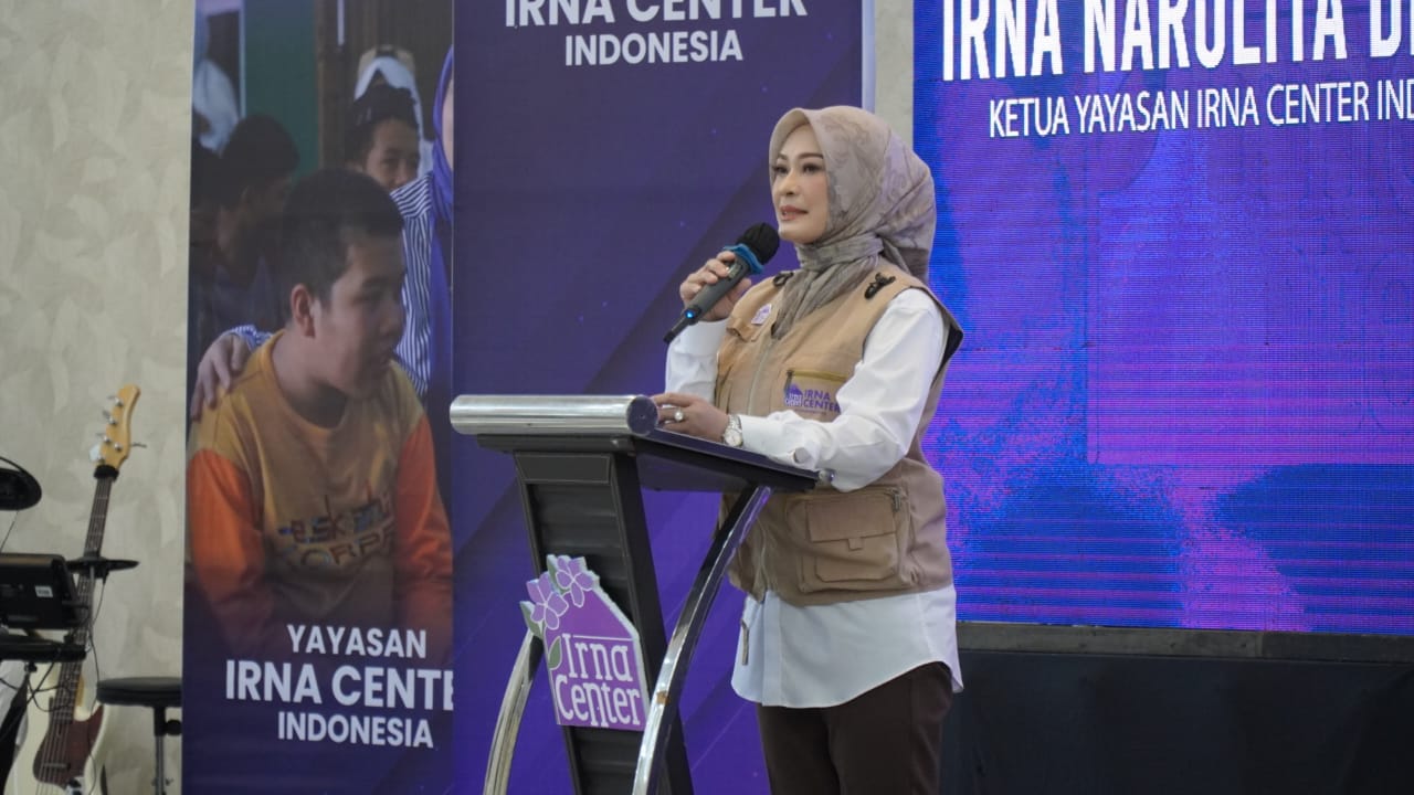 Irna Narulita meluncurkan Yayasan Irna Center Indonesia yang berfokus pada isu pemberdayaan perempuan serta perlindungan anak. Peluncuran Yayasan Irna Center Indonesia, dilaksanakan di Aula Hotel S’Rizki, Pandeglang, Minggu (16/11/2025).(Istimewa)