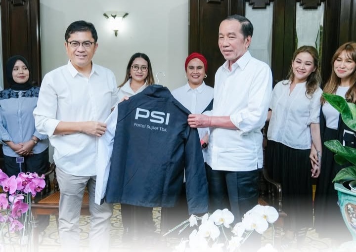 Mantan Presiden Jokowi saat menerima jaket PSI. Foto : Ist
